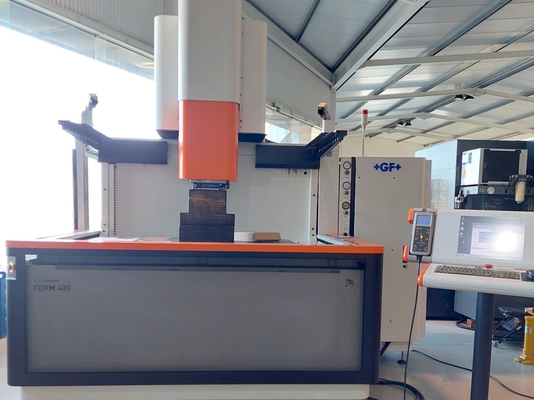 AgieCharmilles FORM 400 Mašinos vaizdas iš priekio