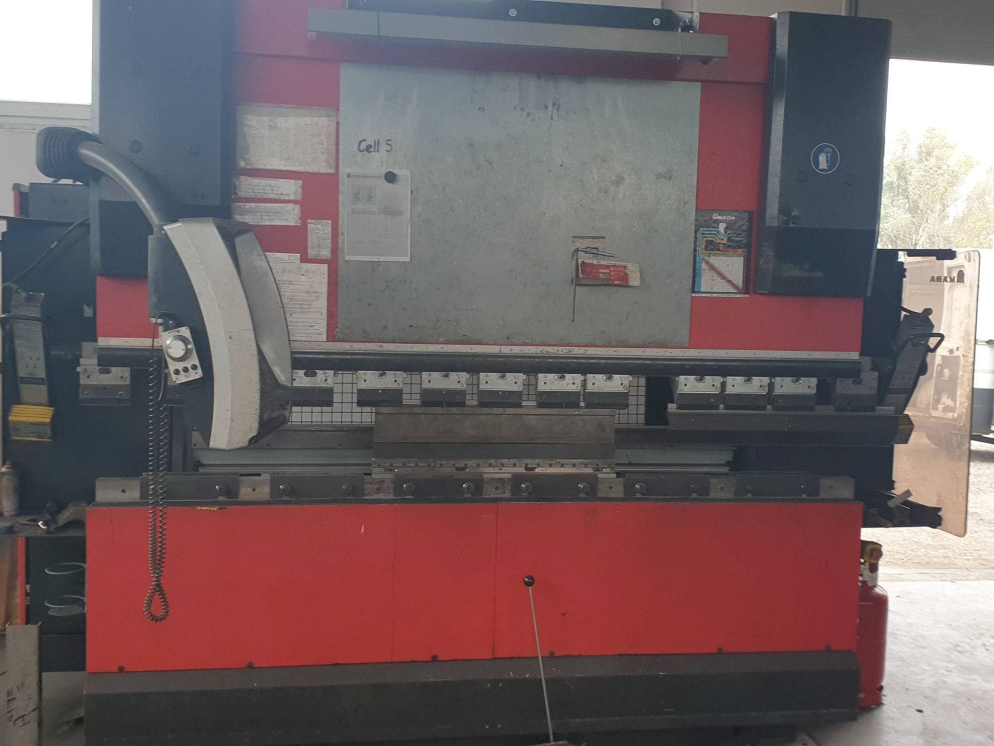 AMADA HFE 8025/7 Mašinos vaizdas iš priekio