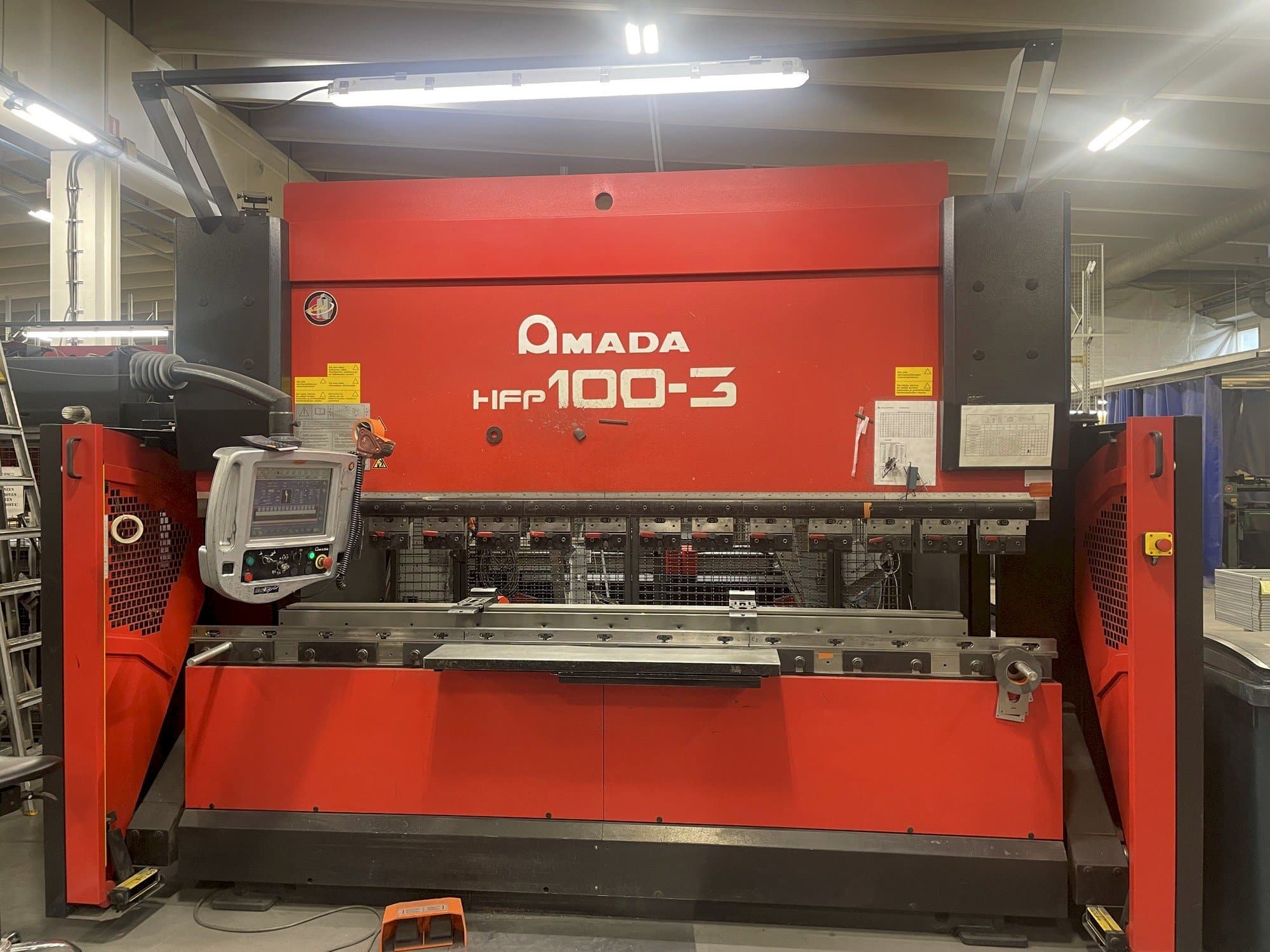 AMADA HFP 100-3 Mašinos vaizdas iš priekio