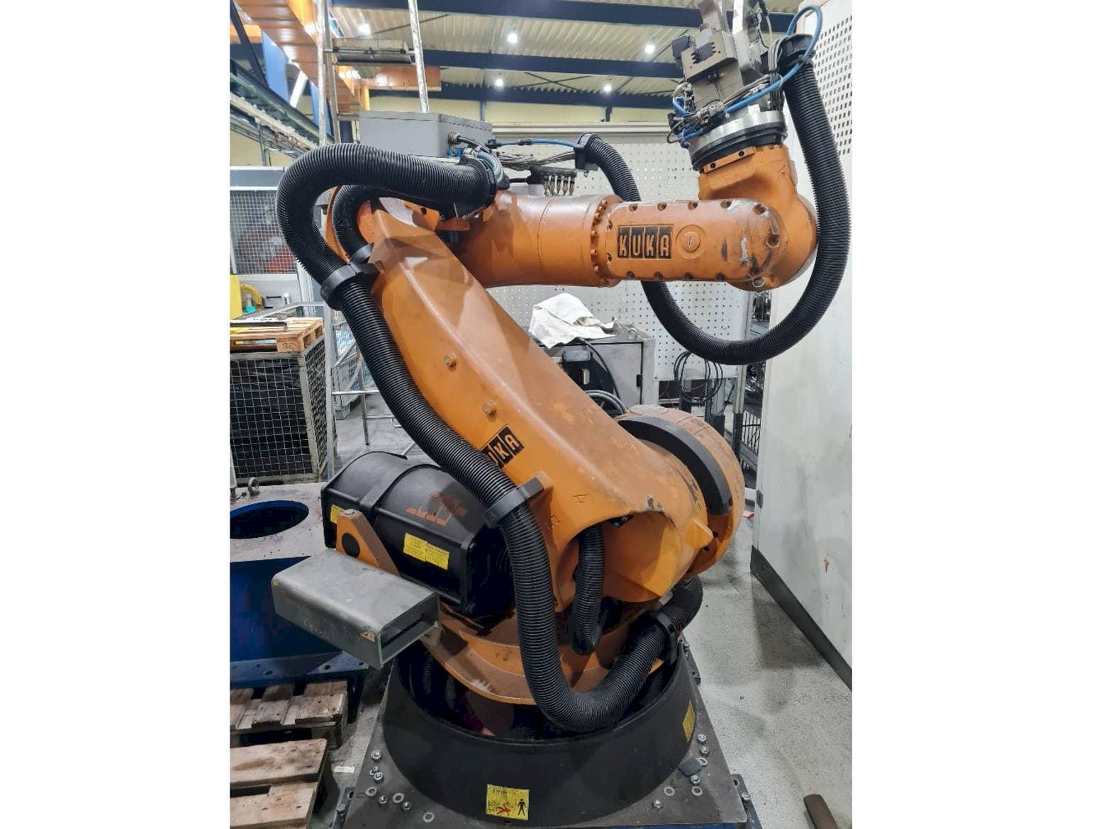 KUKA KR C2 KR100 comp Mašinos vaizdas iš priekio