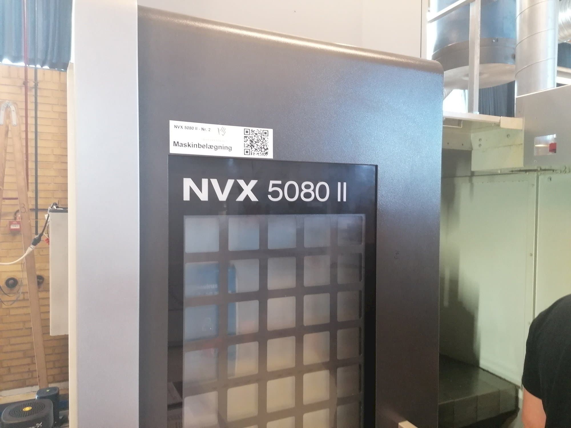 DMG MORI NVX 5080II Mašinos kairės pusės vaizdas