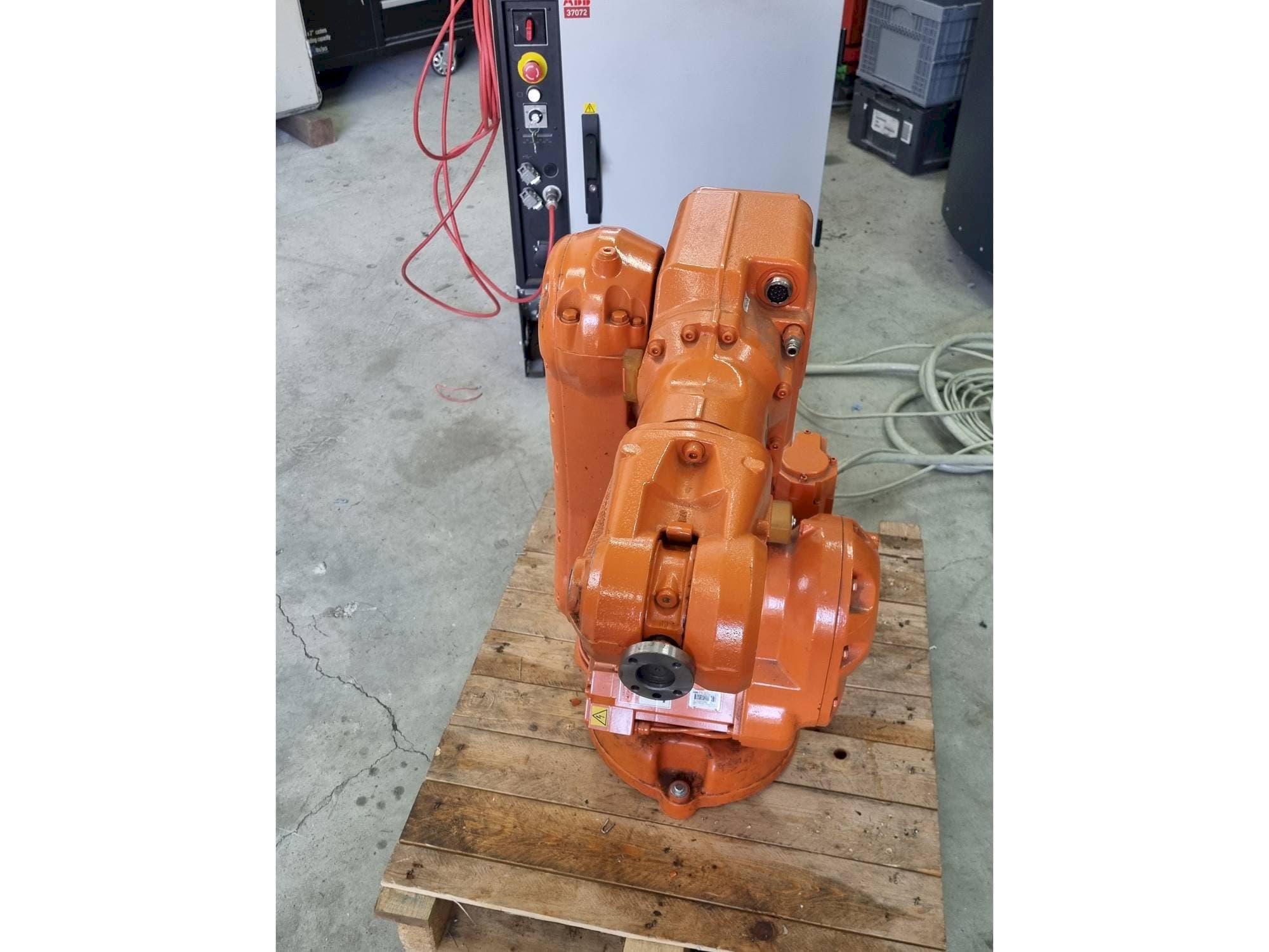 ABB IRB140 - IRC5 Mašinos vaizdas iš priekio