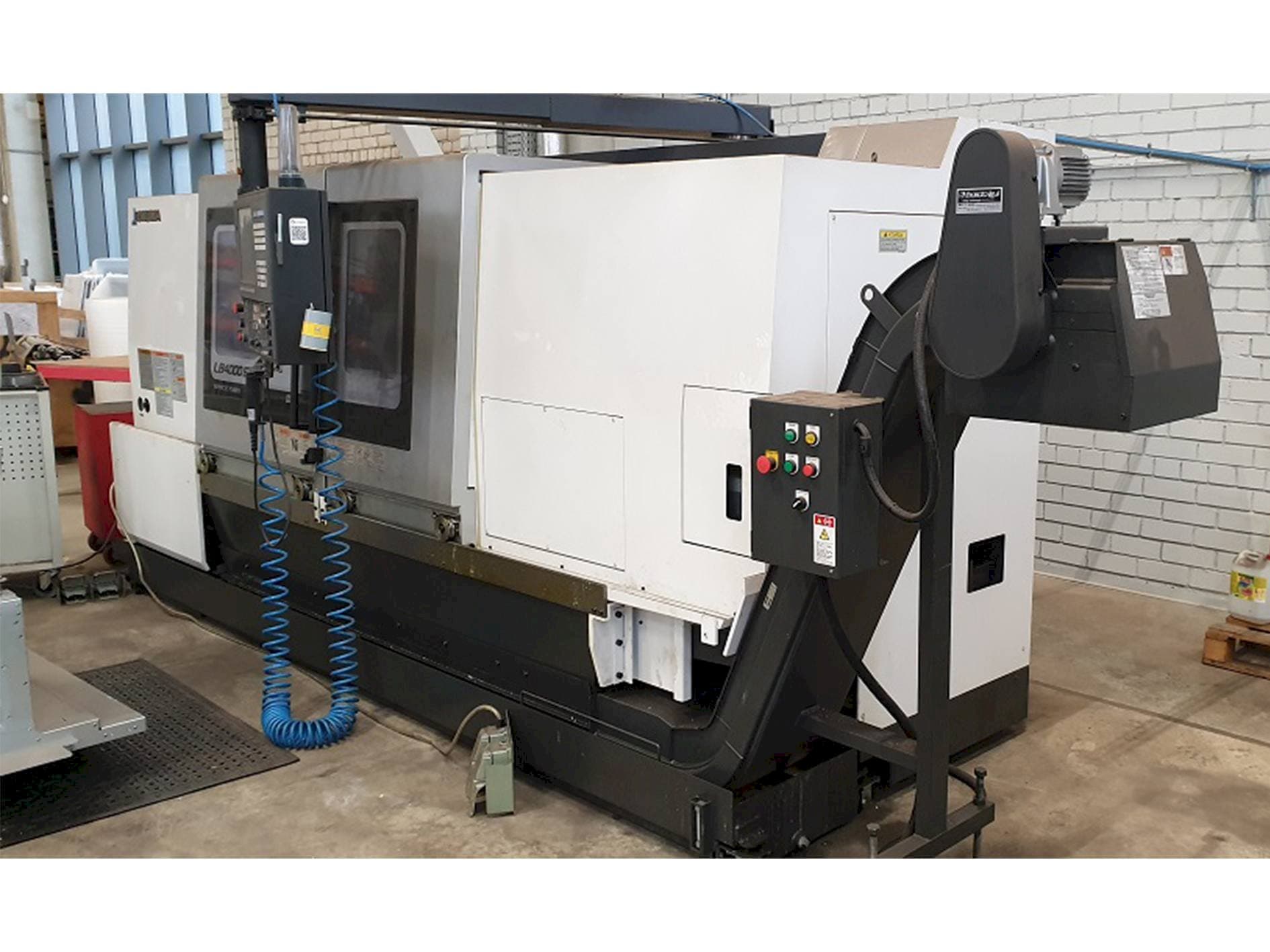 Okuma LB4000EXII Mašinos vaizdas iš priekio