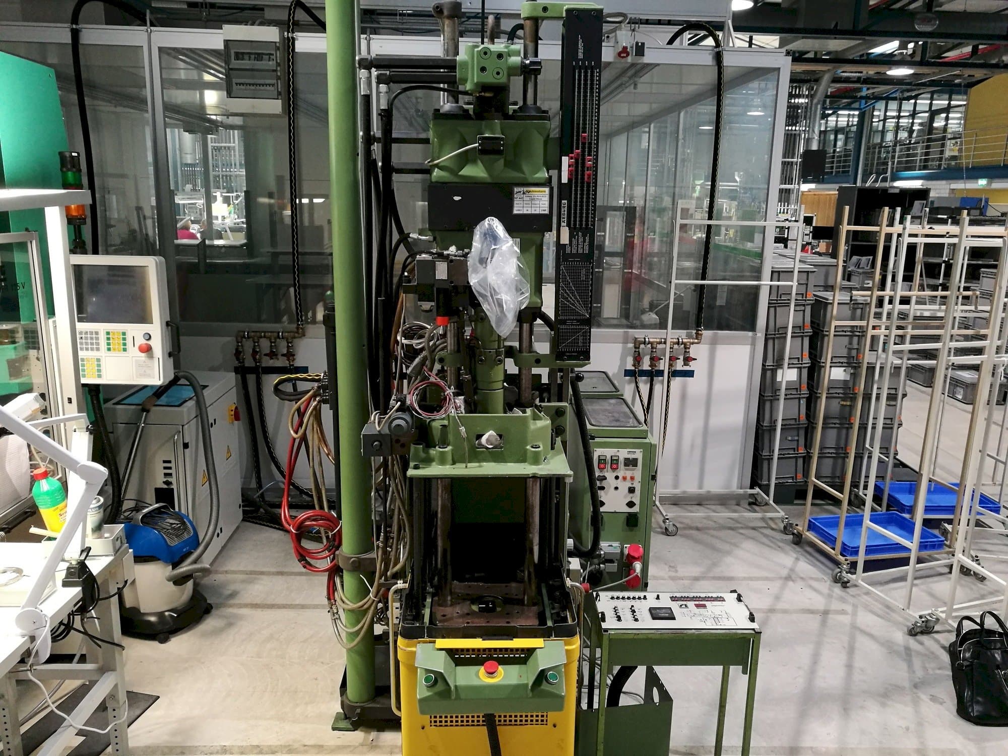 Arburg 221-75-350 Mašinos vaizdas iš priekio