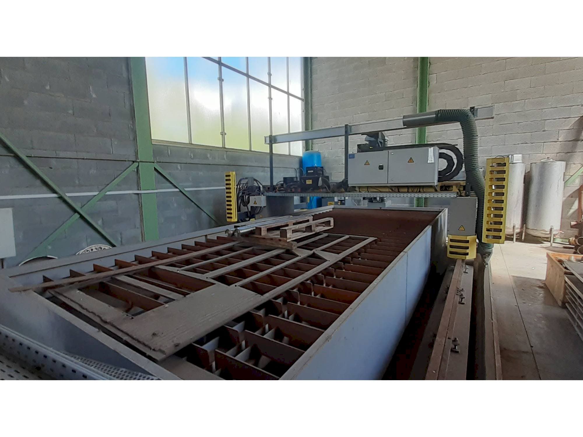 ESAB Suprarex SXE-HD 3500 Mašinos vaizdas iš kairės pusės