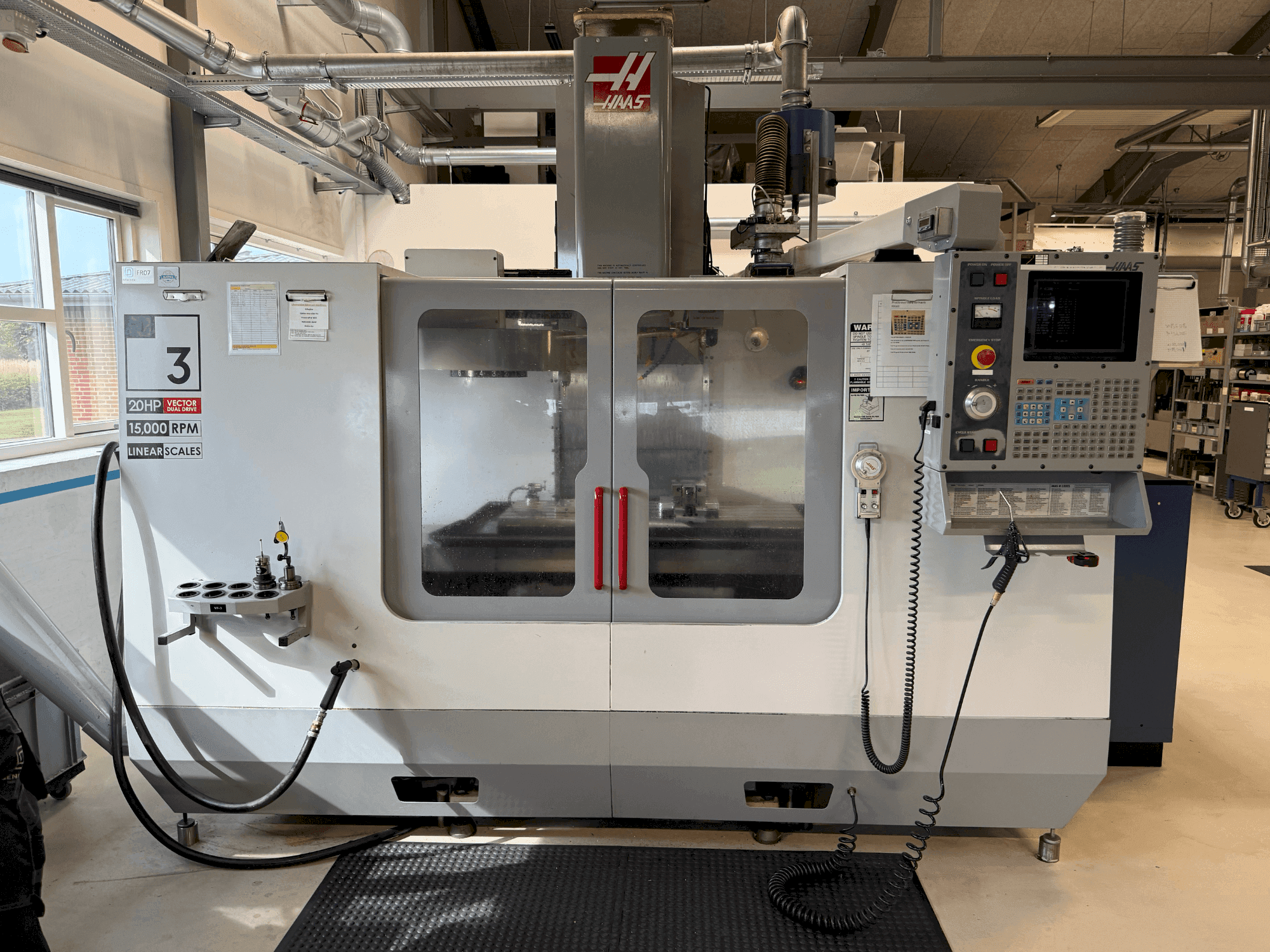 HAAS VF-3DHE Mašinos vaizdas iš priekio
