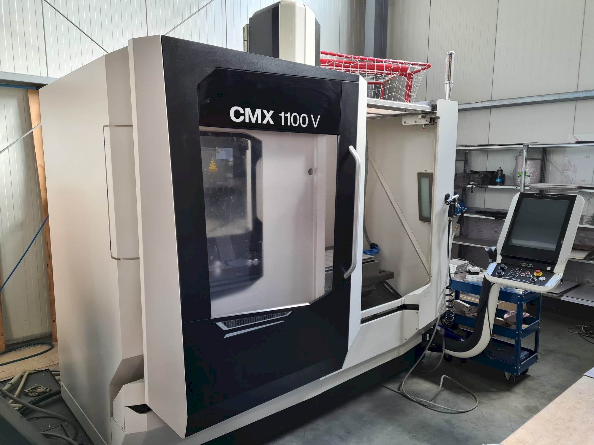 DMG MORI CMX 1100 V Mašinos vaizdas iš priekio