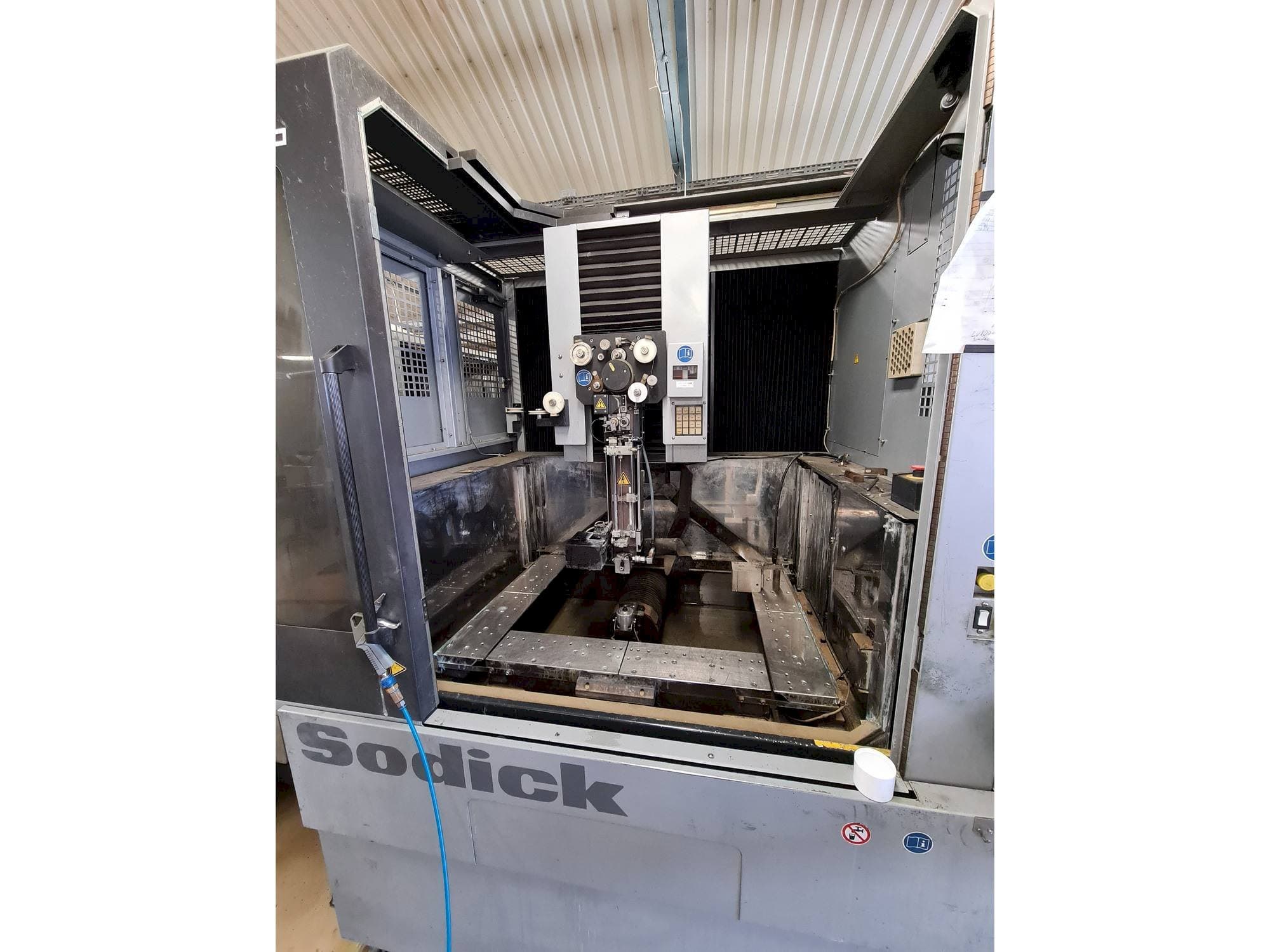 Sodick AQ750L Mašinos vaizdas iš priekio