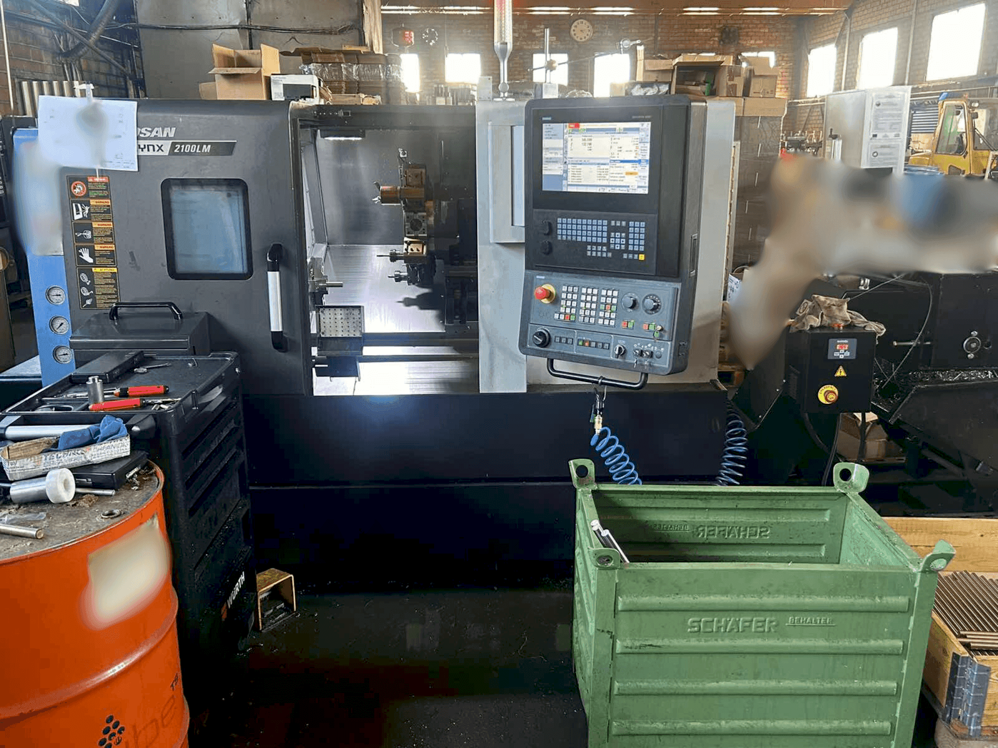 DOOSAN LYNX 2100 LMB Mašinos vaizdas iš priekio