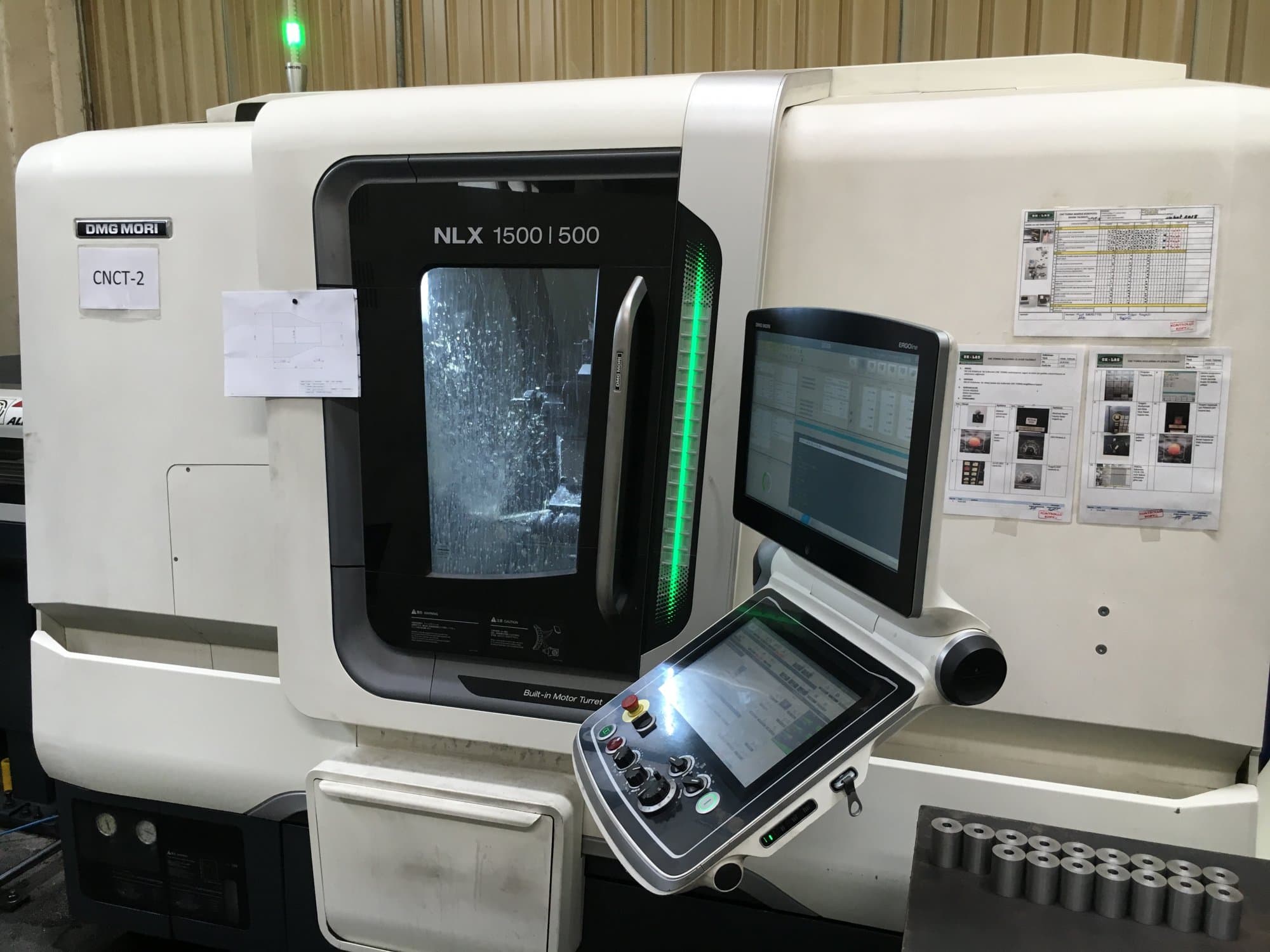 DMG MORI NLX 1500 SY/500 Mašinos vaizdas iš priekio