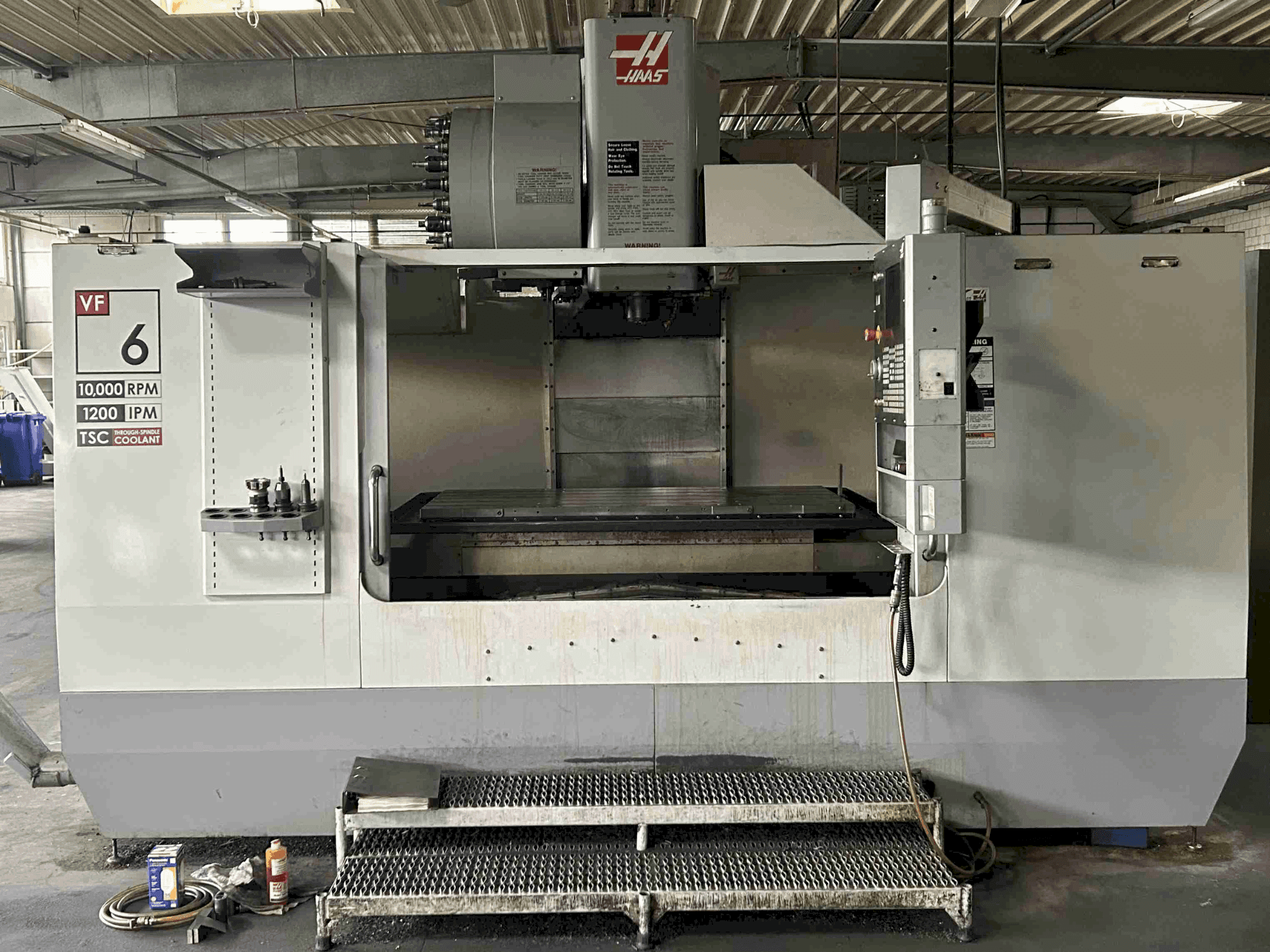 HAAS VF 6 BHE Mašinos vaizdas iš priekio