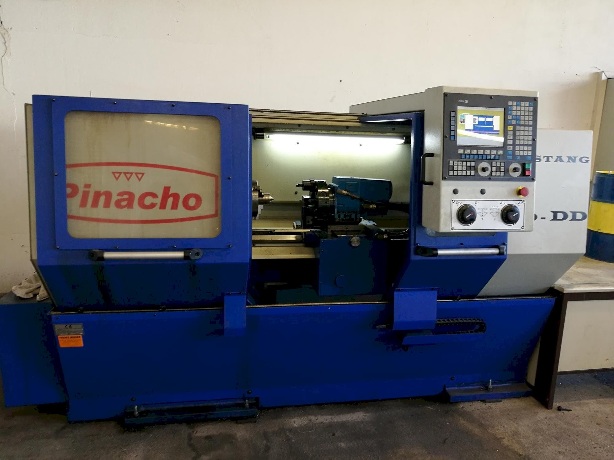 Pinacho Mustang 200-DD Mašinos vaizdas iš priekio