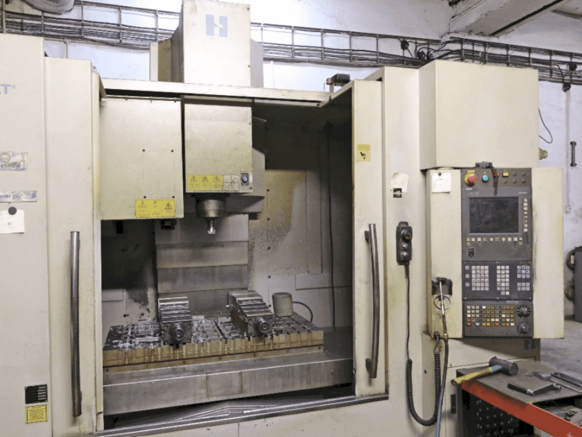 HARDINGE Bridgeport VMC 1000 Mašinos vaizdas iš priekio