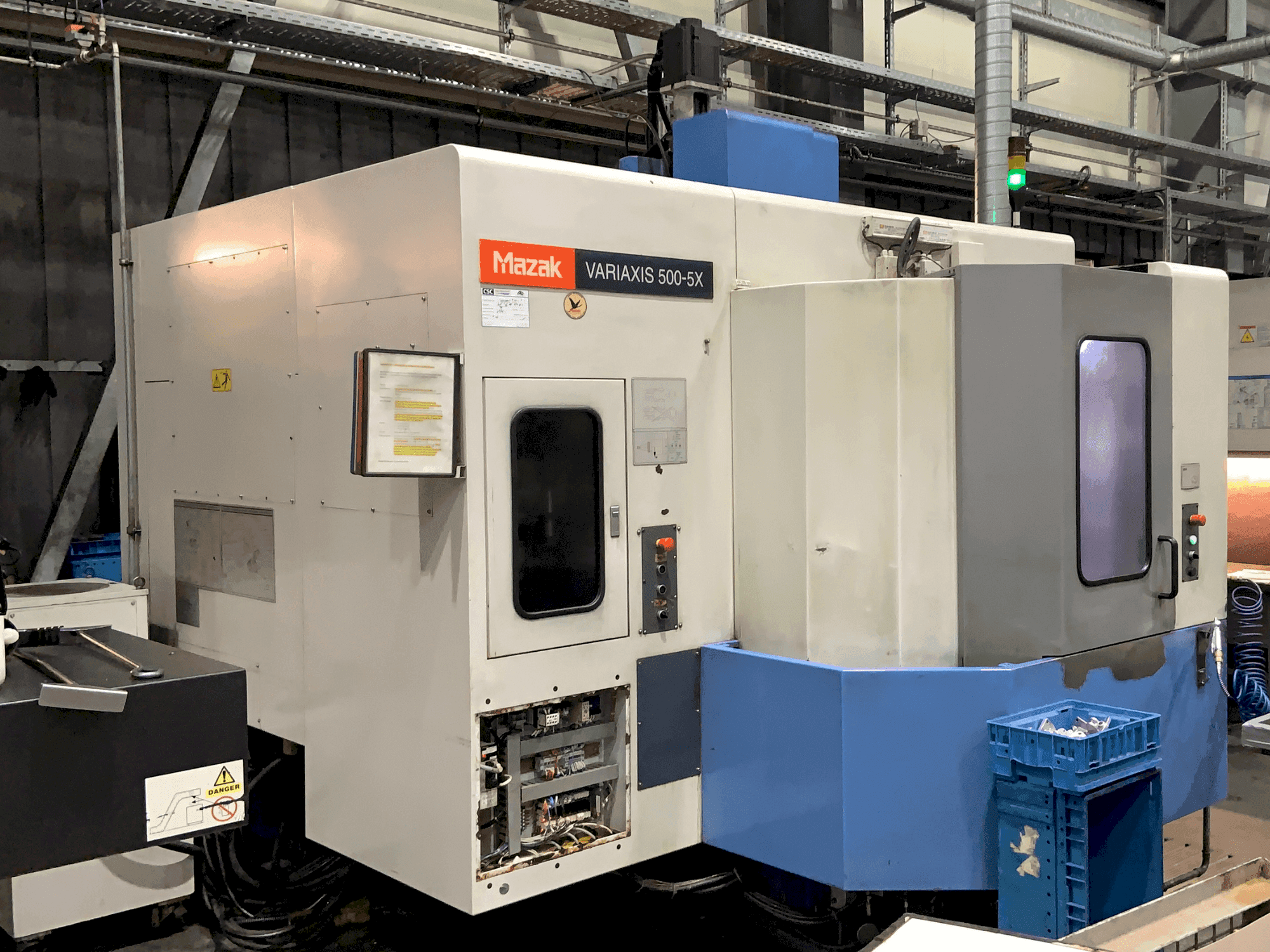 Mazak VARIAXIS 500 5X Mašinos vaizdas iš priekio