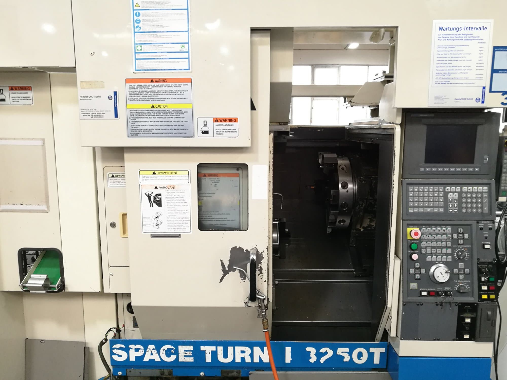 Okuma SPACE TURN LB250T Mašinos vaizdas iš priekio