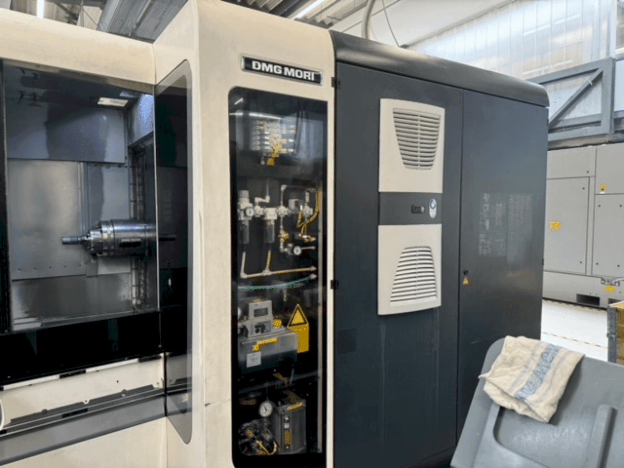 DMG MORI NHX 4000 Mašinos vaizdas iš priekio
