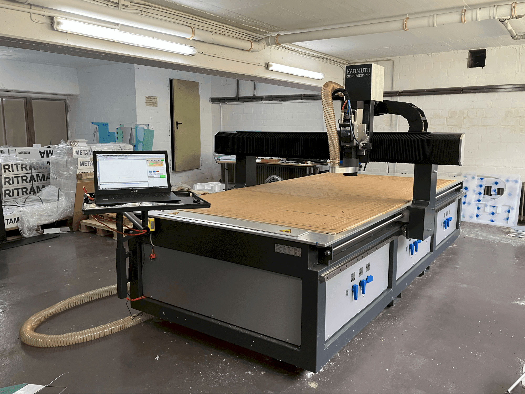 HARMUTH F+3000 Mašinos vaizdas iš priekio