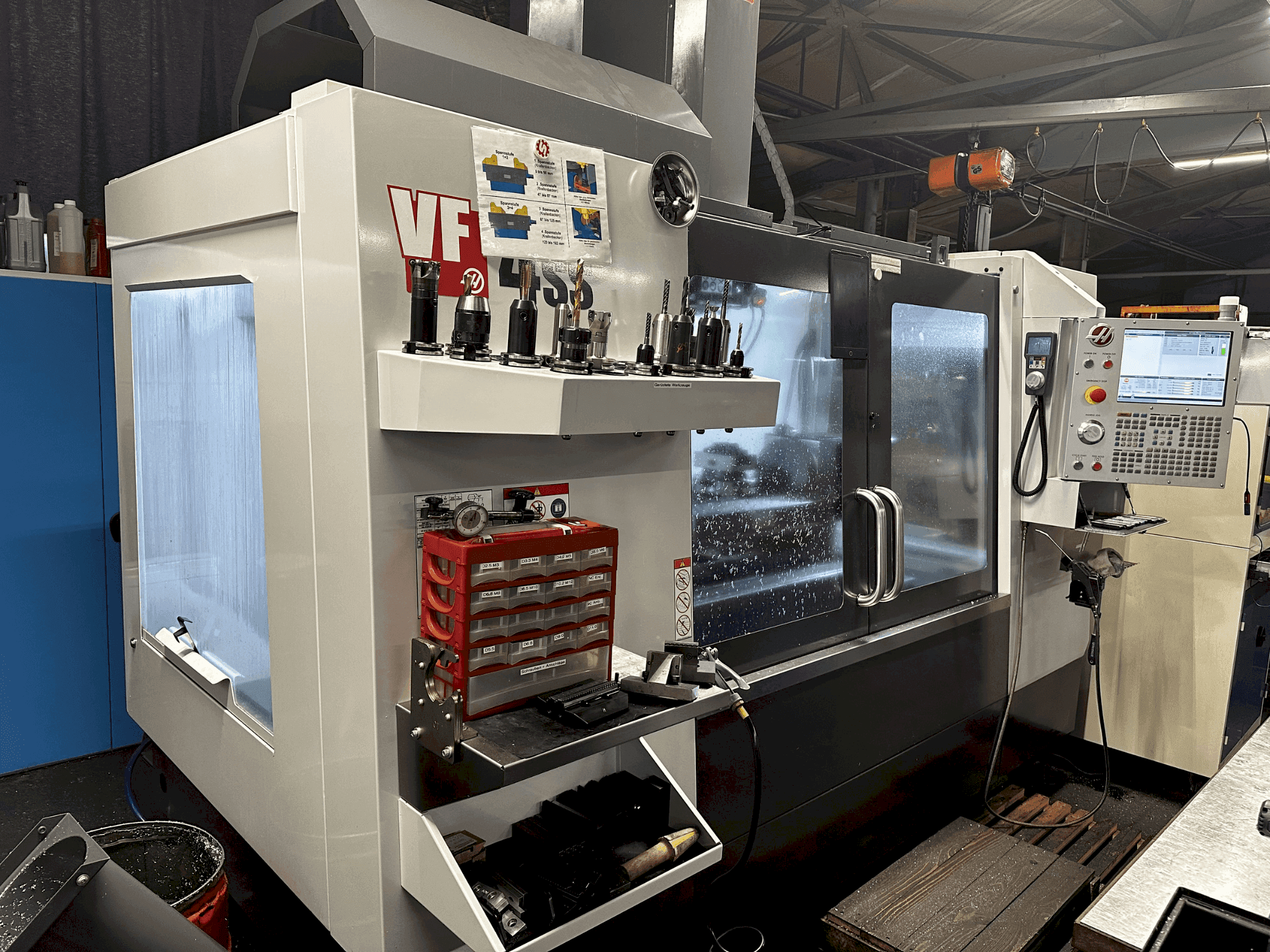 HAAS VF-4SS-EU Mašinos vaizdas iš priekio