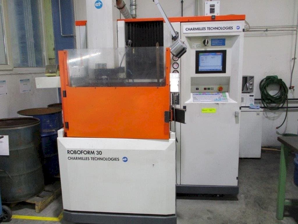 AgieCharmilles Roboform 30 Mašinos vaizdas iš priekio