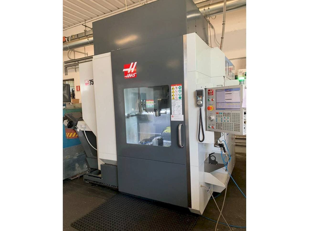 HAAS UMC 750SS Mašinos vaizdas iš priekio