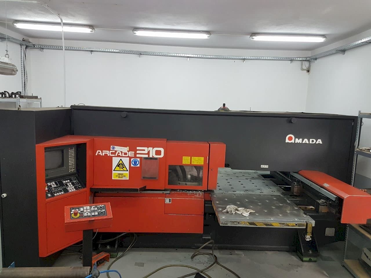 AMADA ARCADE 210 Mašinos vaizdas iš priekio