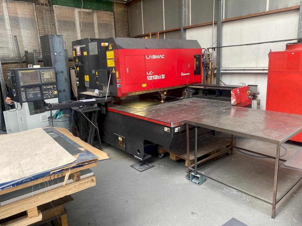AMADA LC 1212 A3 Mašinos vaizdas iš priekio
