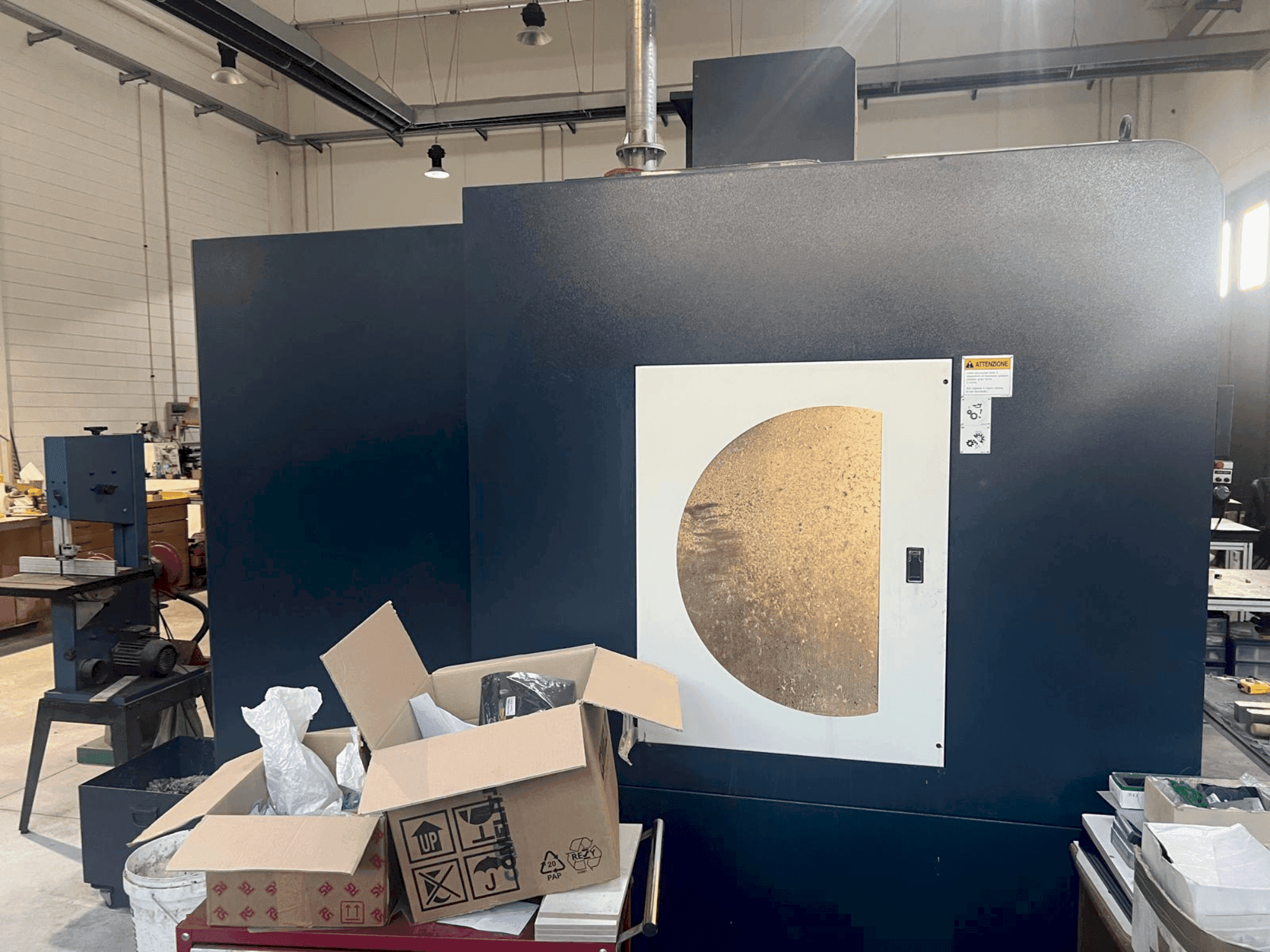 Johnford Dart VMC 1000A HI TECH Mašinos vaizdas iš priekio