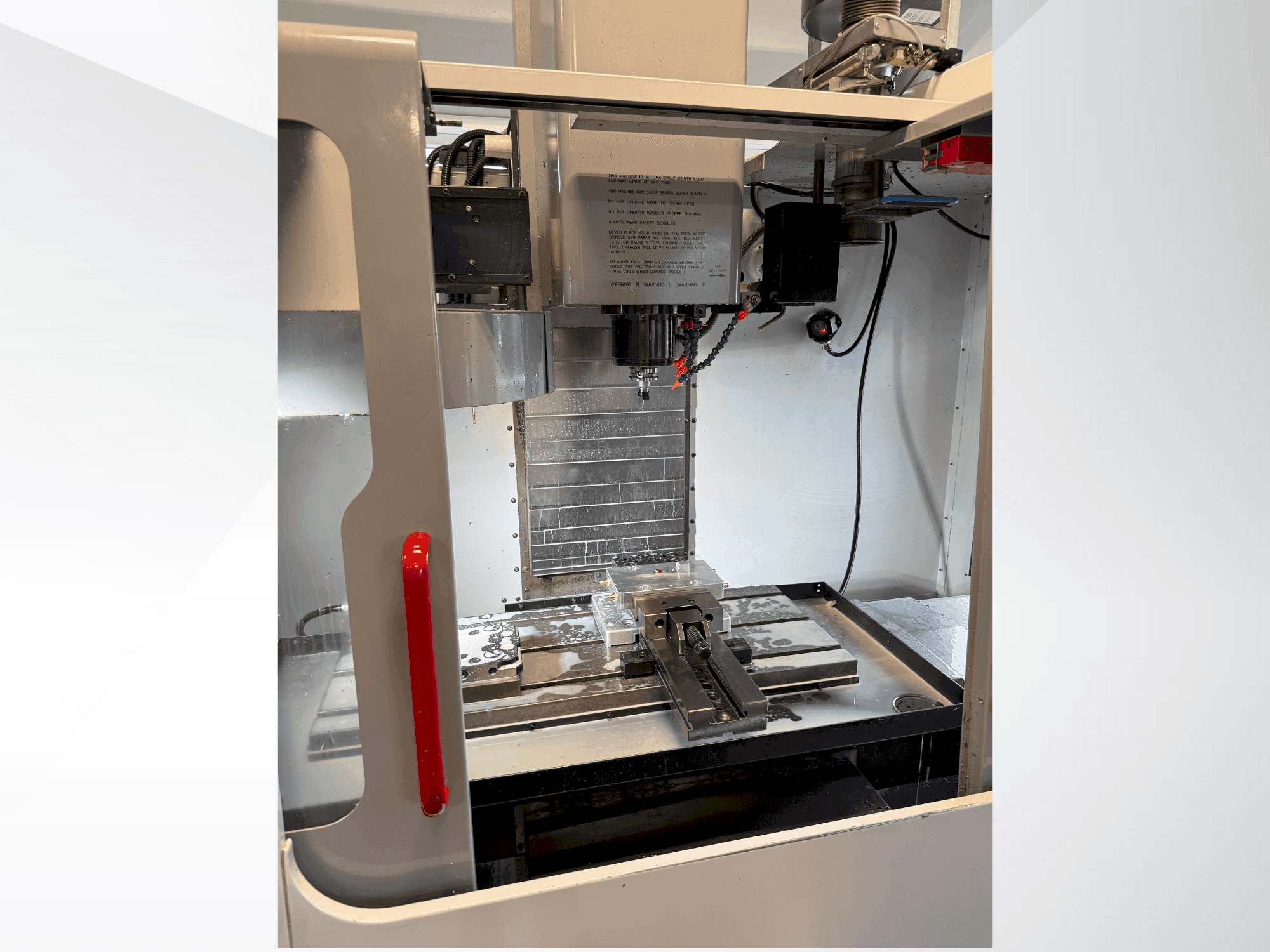 HAAS VF-2DHE Mašinos vaizdas iš priekio