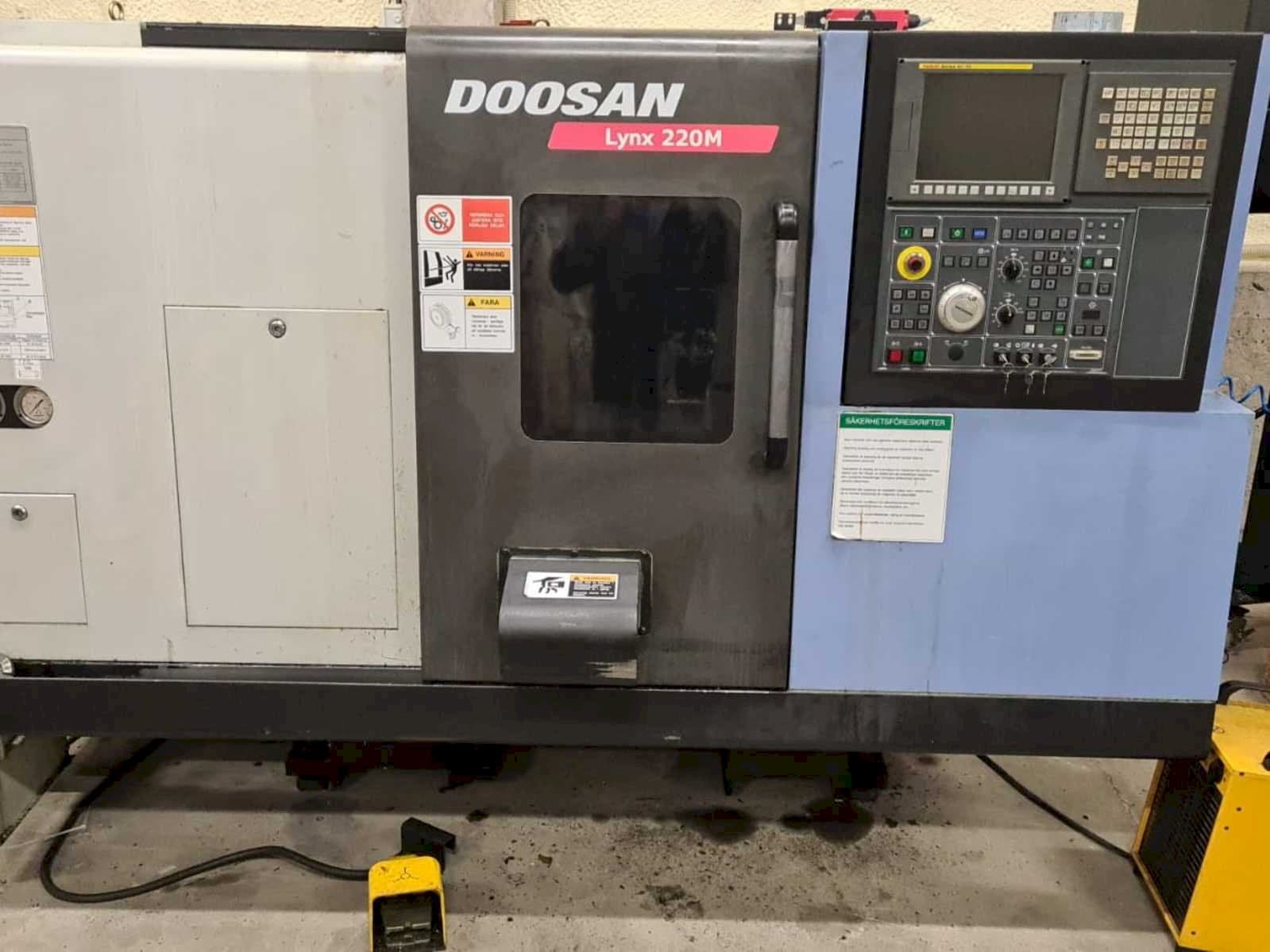 Doosan Lynx 220MA + bar feeder LNS Express Mašinos vaizdas iš priekio