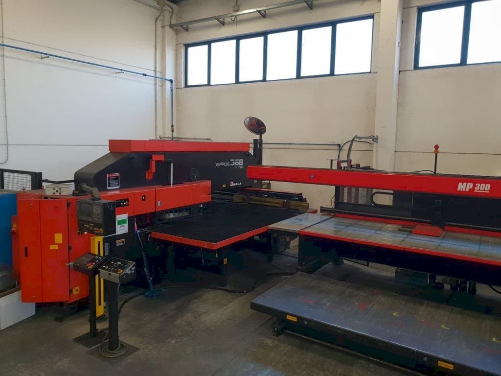 AMADA VIPROS 368 KING Mašinos vaizdas iš priekio