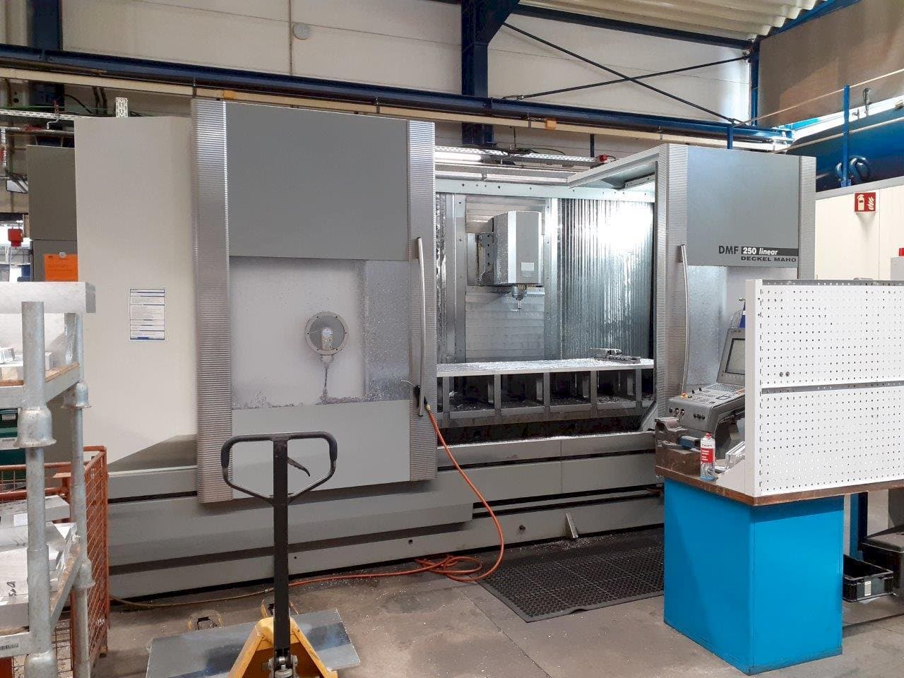 DMG MORI DMF 250 Mašinos vaizdas iš priekio