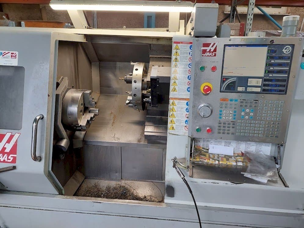 HAAS SL-30TBHE Mašinos vaizdas iš priekio