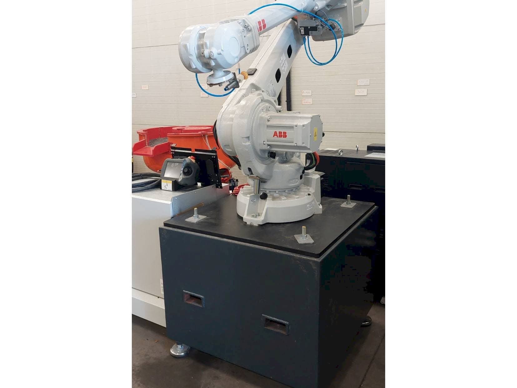 ABB IRB 4600 Mašinos vaizdas iš priekio