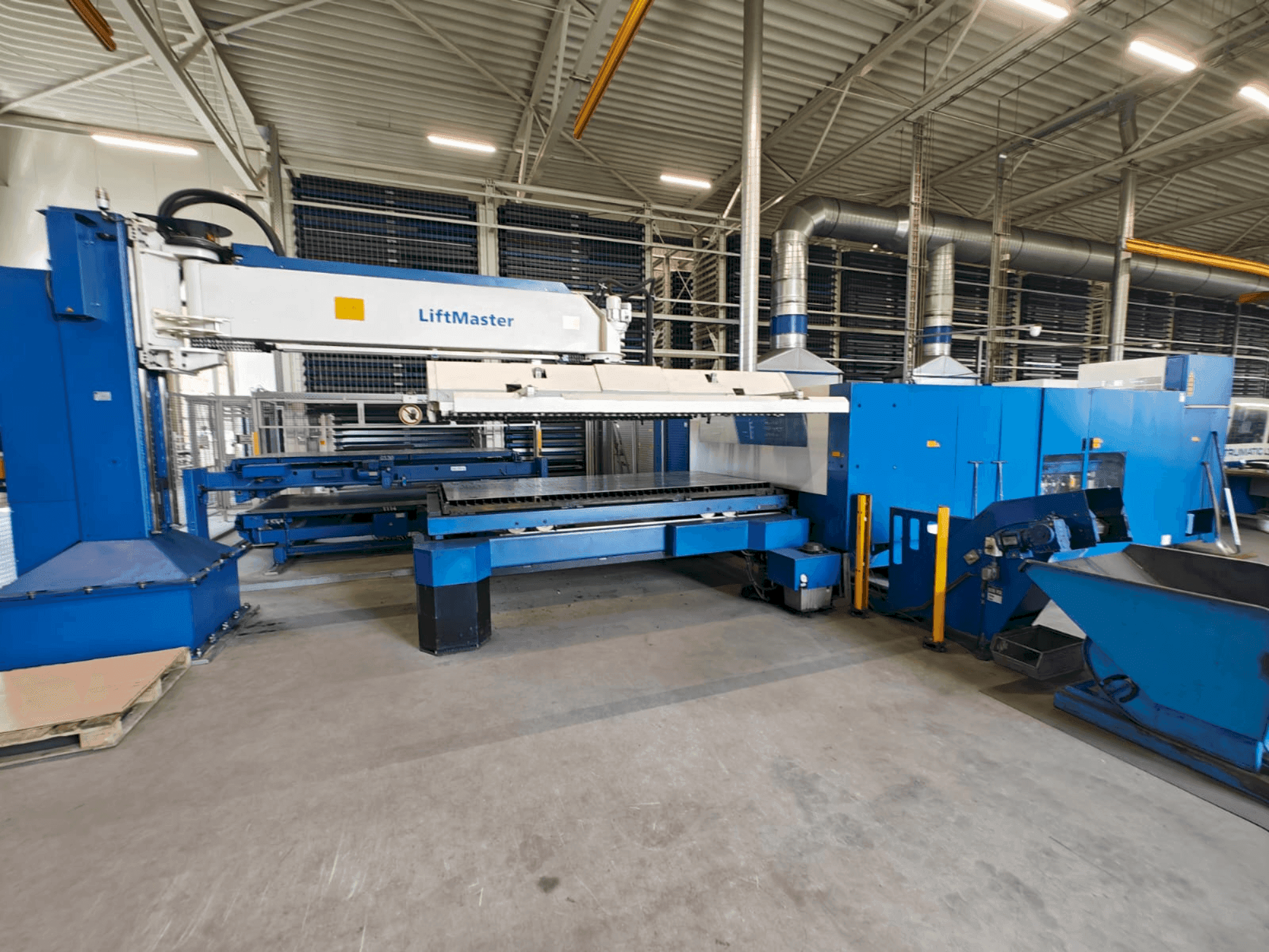 TRUMPF TruLaser 5030 classic 6,0kW + LiftMaster Mašinos vaizdas iš priekio