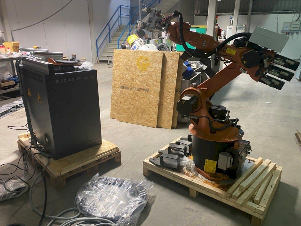 KUKA KR16-2 with KR C4 Controller Mašinos vaizdas iš priekio
