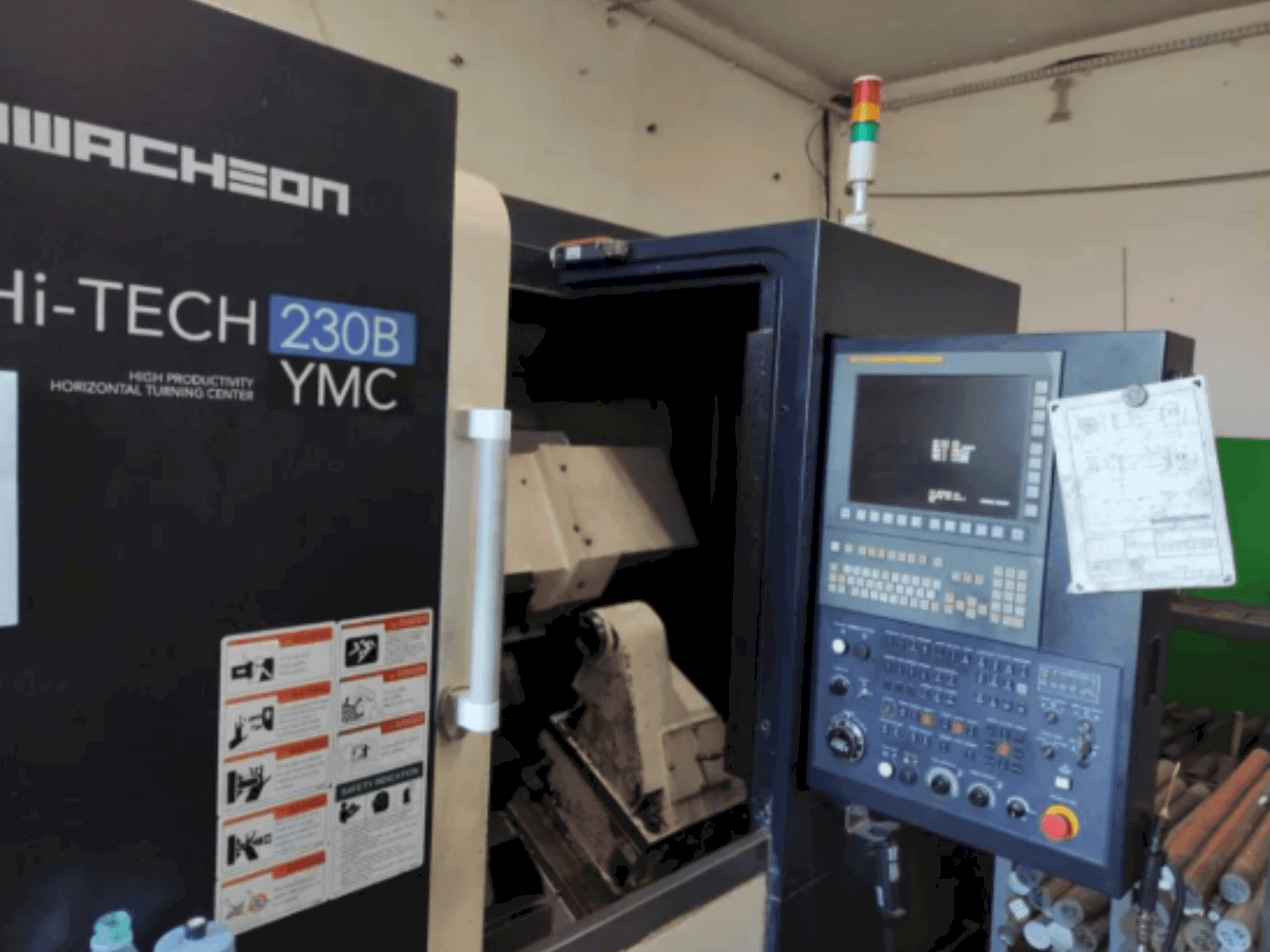 HWACHEON HI-TECH 230B YMC Mašinos vaizdas iš priekio