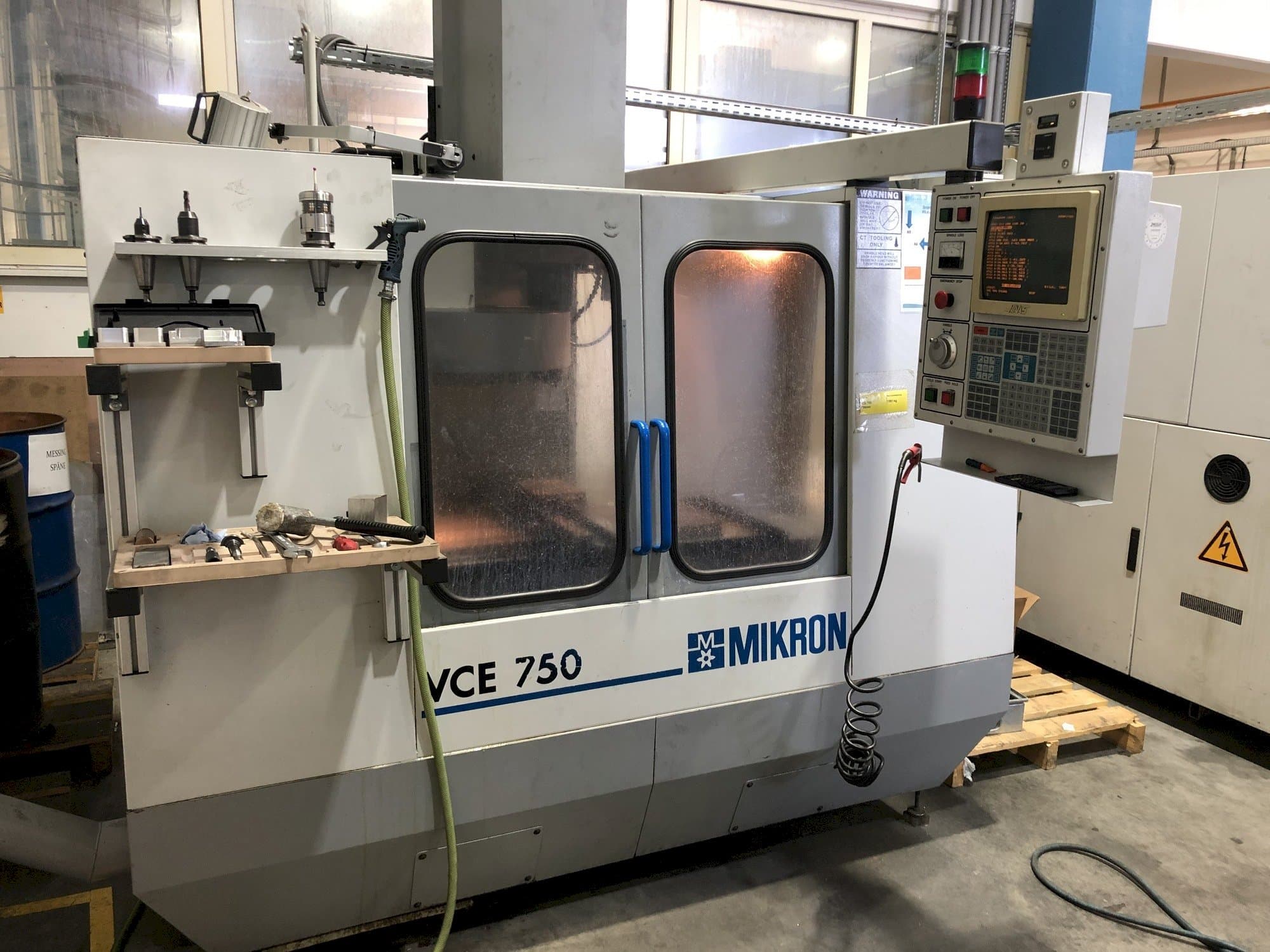 MIKRON VCE 750 Mašinos vaizdas iš priekio