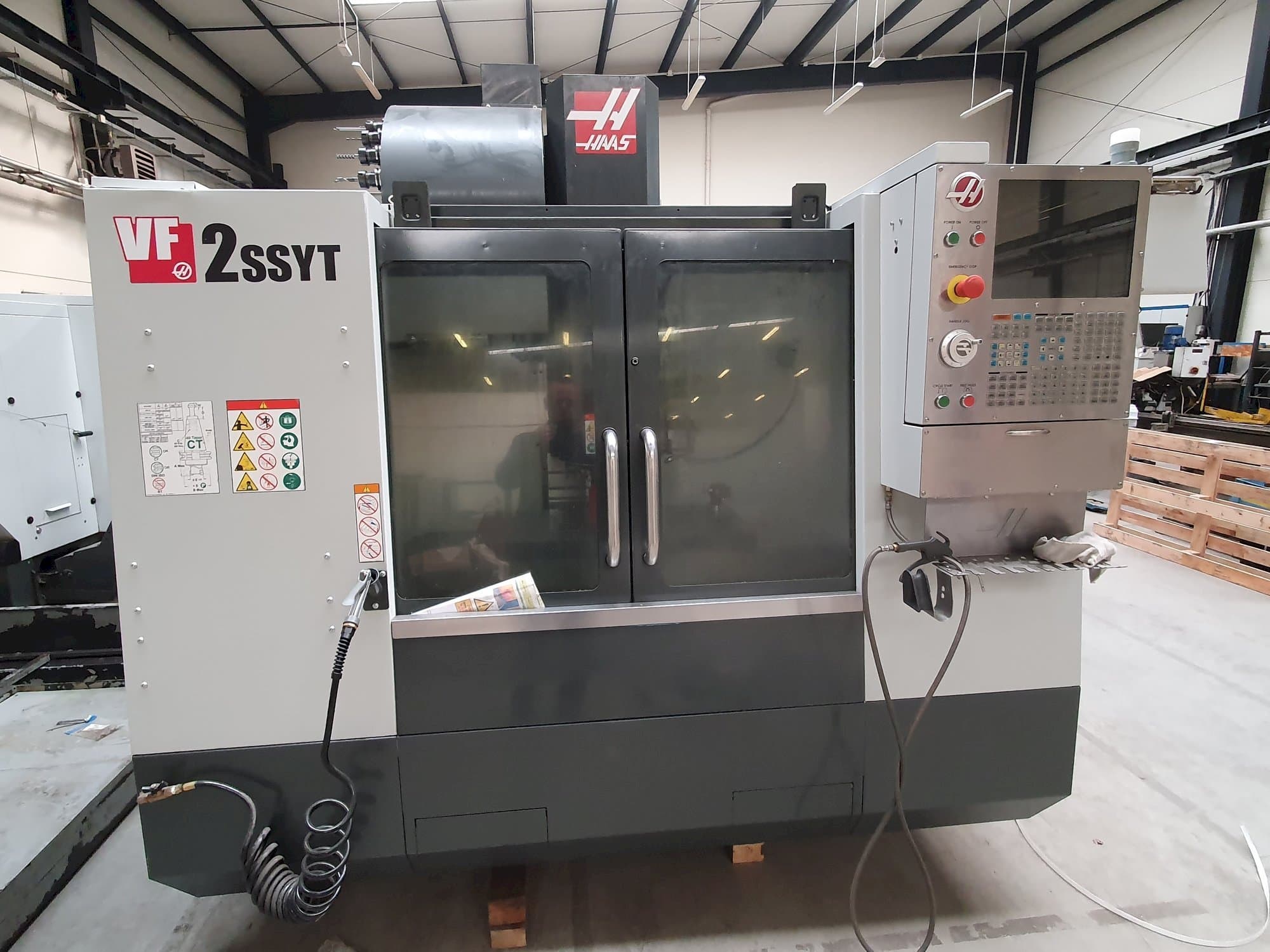 HAAS VF-2SSYT Mašinos vaizdas iš priekio