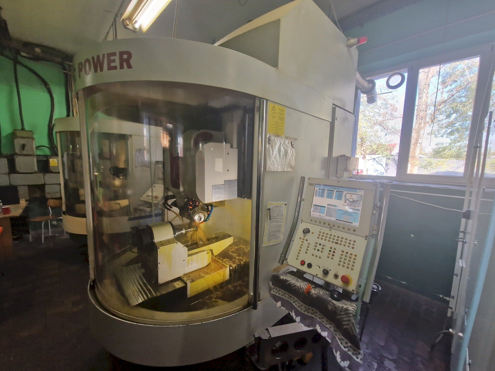 WALTER Helitronic Power Mašinos vaizdas iš priekio