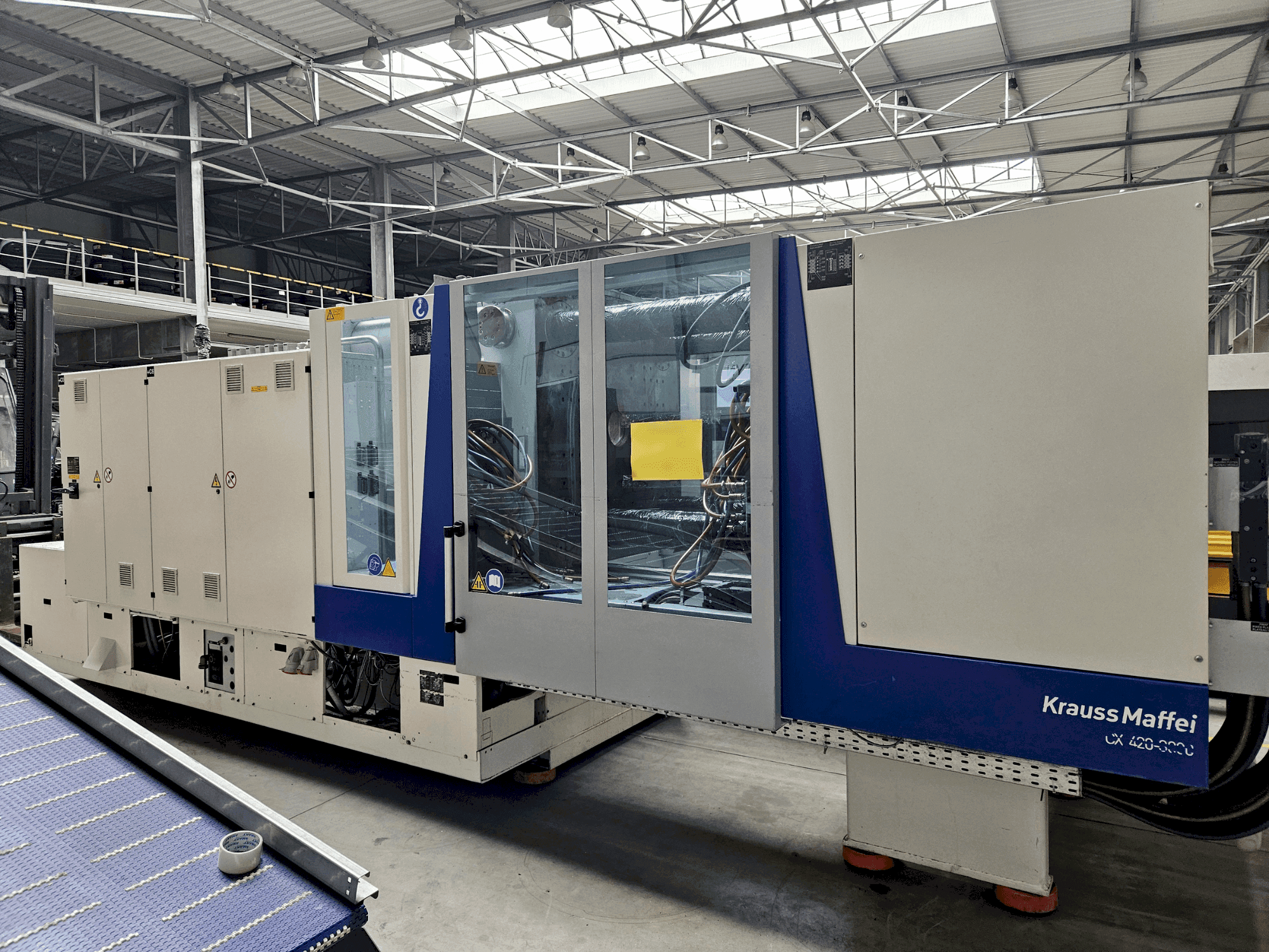 Krauss Maffei 420-3000 CX Mašinos vaizdas iš priekio