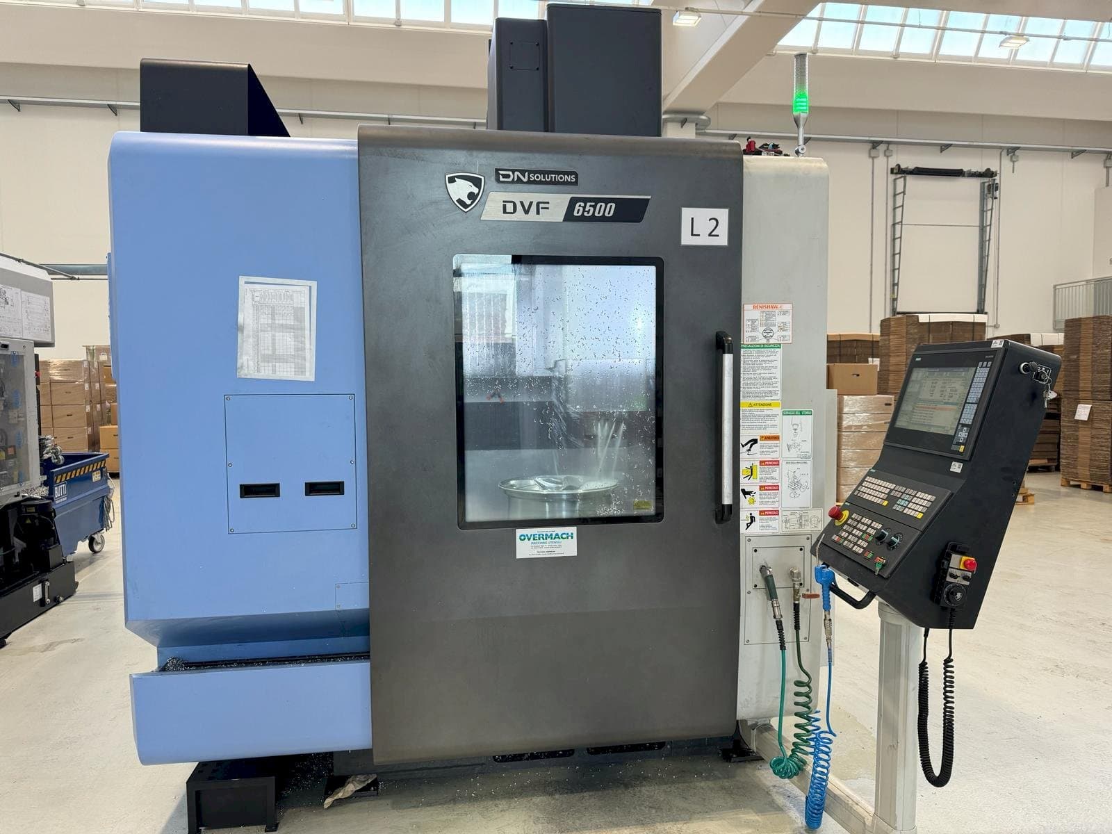 DN SOLUTIONS DVF 6500 Mašinos vaizdas iš priekio