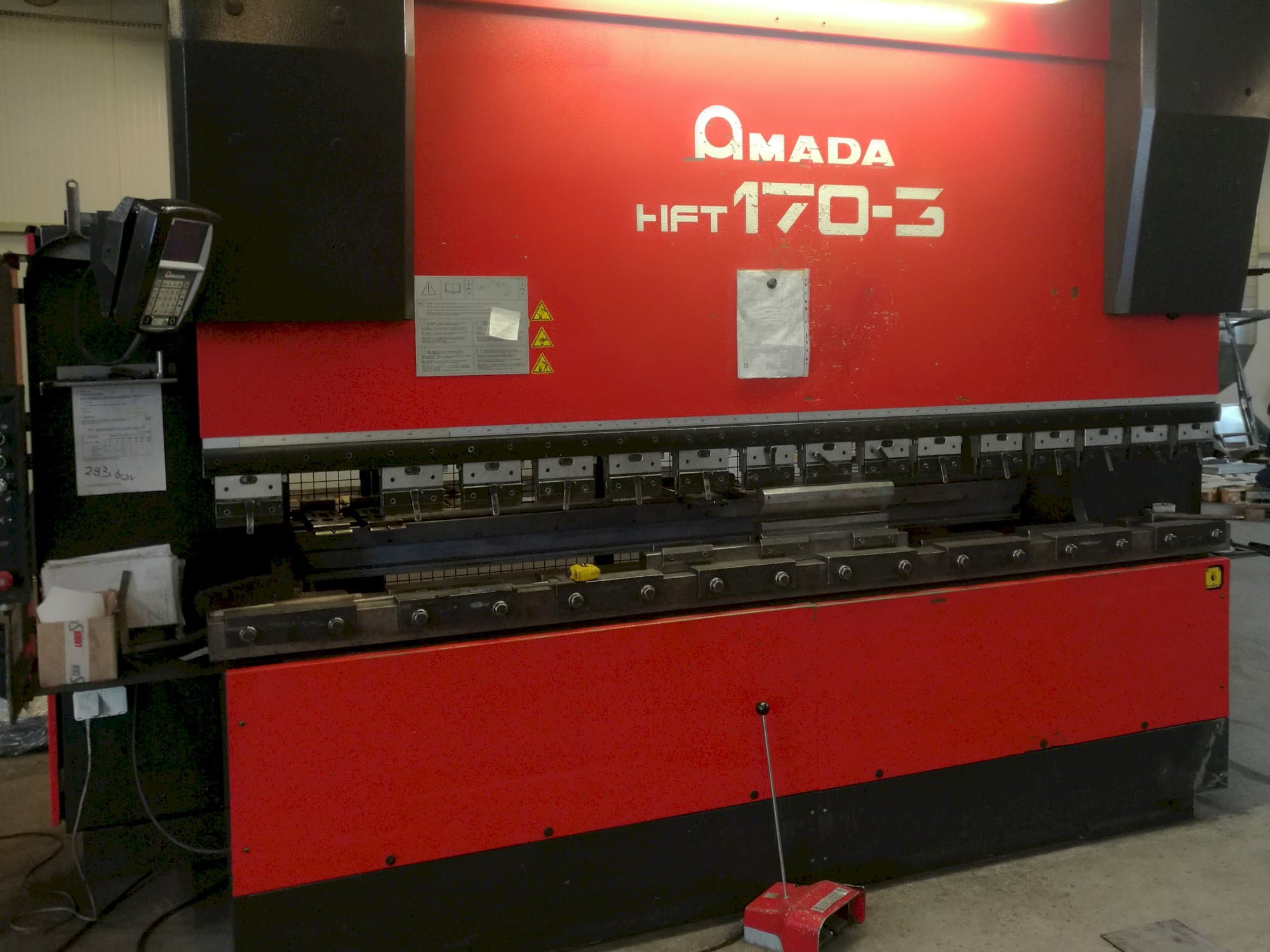 AMADA HFT 170-3 Mašinos vaizdas iš priekio