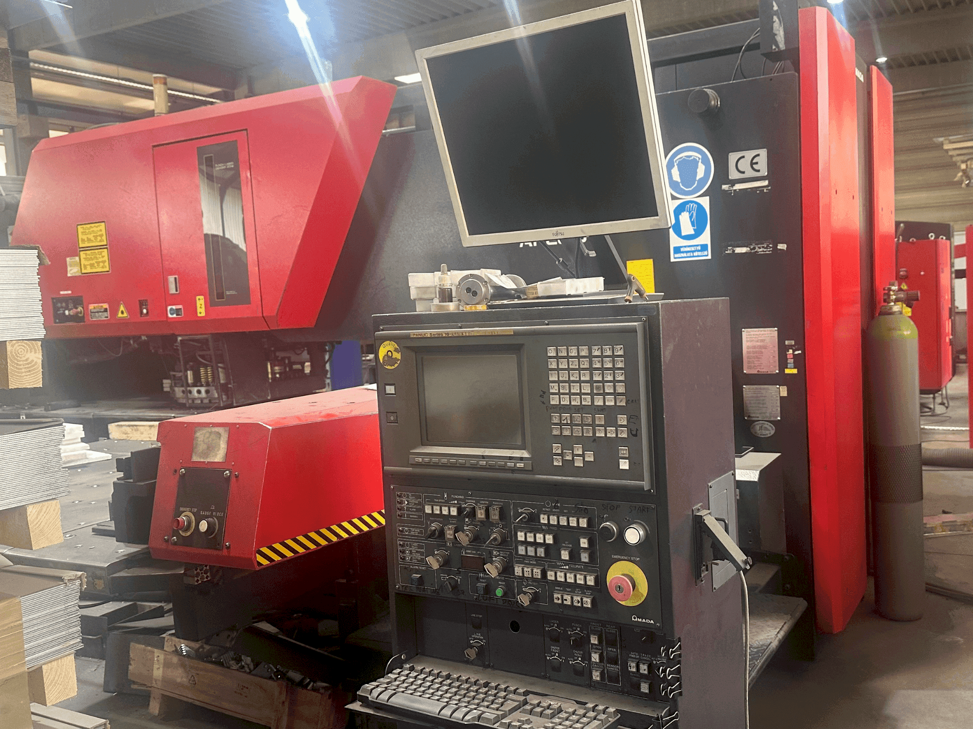 AMADA Apelio III 2610V Mašinos vaizdas iš priekio