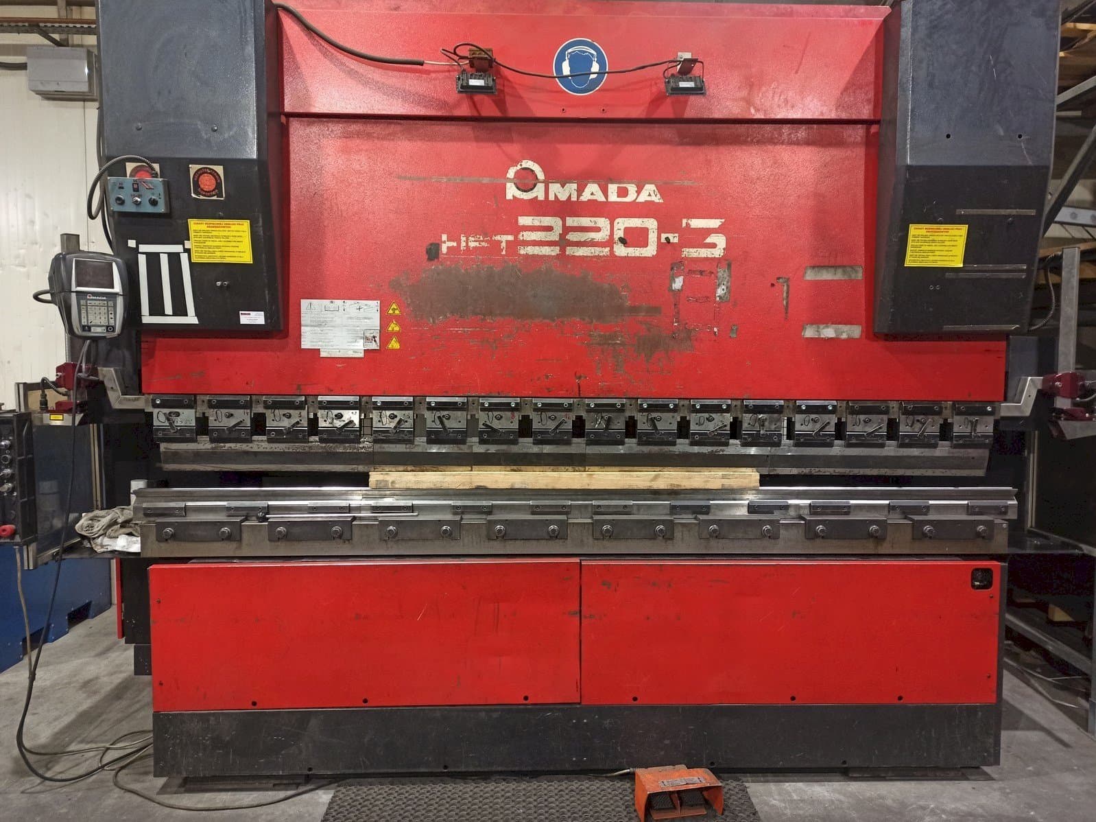 AMADA HFT 220-3 Mašinos vaizdas iš priekio
