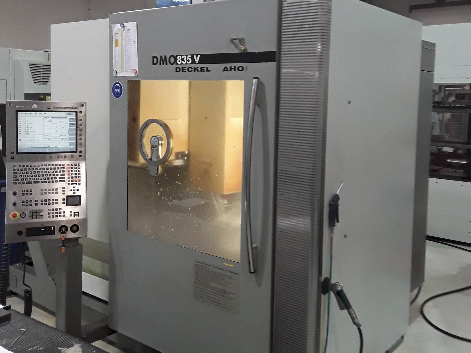 DECKEL MAHO DMC 835 V Mašinos vaizdas iš priekio
