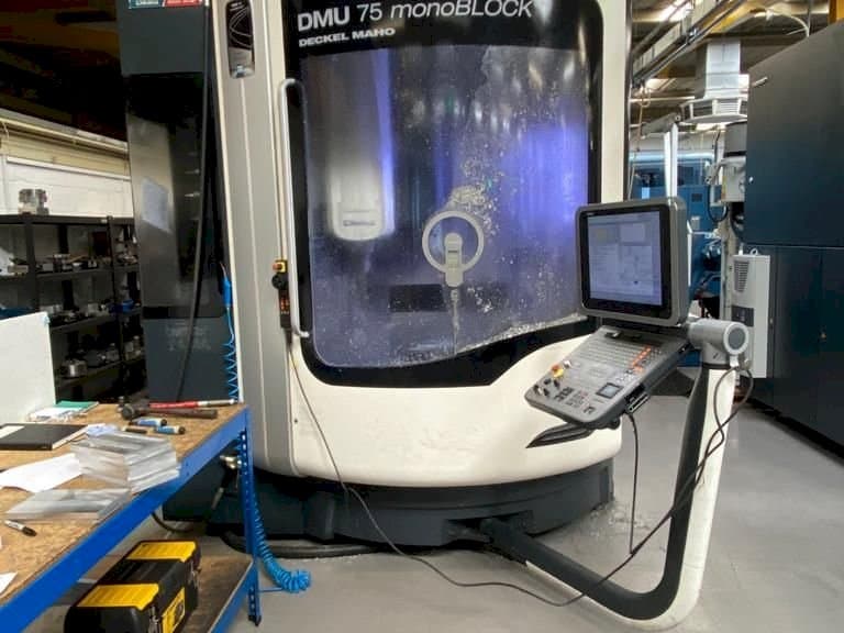 DMG MORI DMU75 monoBLOCK Mašinos vaizdas iš priekio
