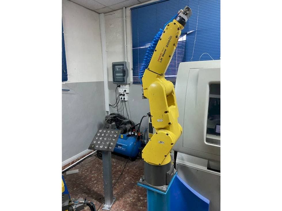 FANUC LR MATE 200 ic Mašinos vaizdas iš priekio