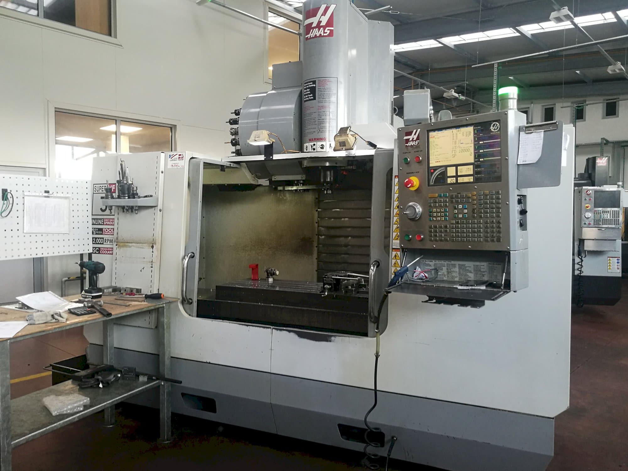 HAAS VF-3SSHE Mašinos vaizdas iš priekio