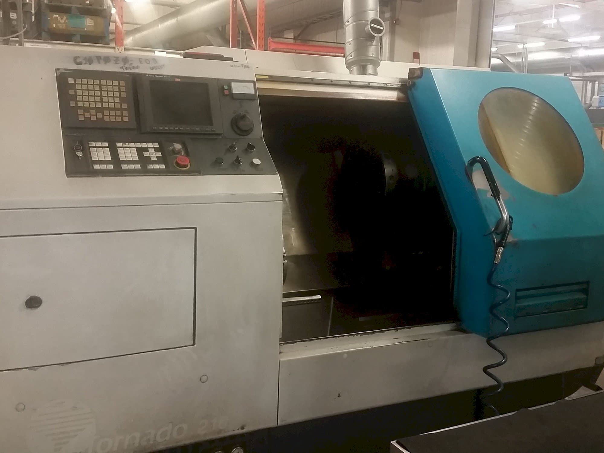600 Lathes Tornado 210 Mašinos vaizdas iš priekio