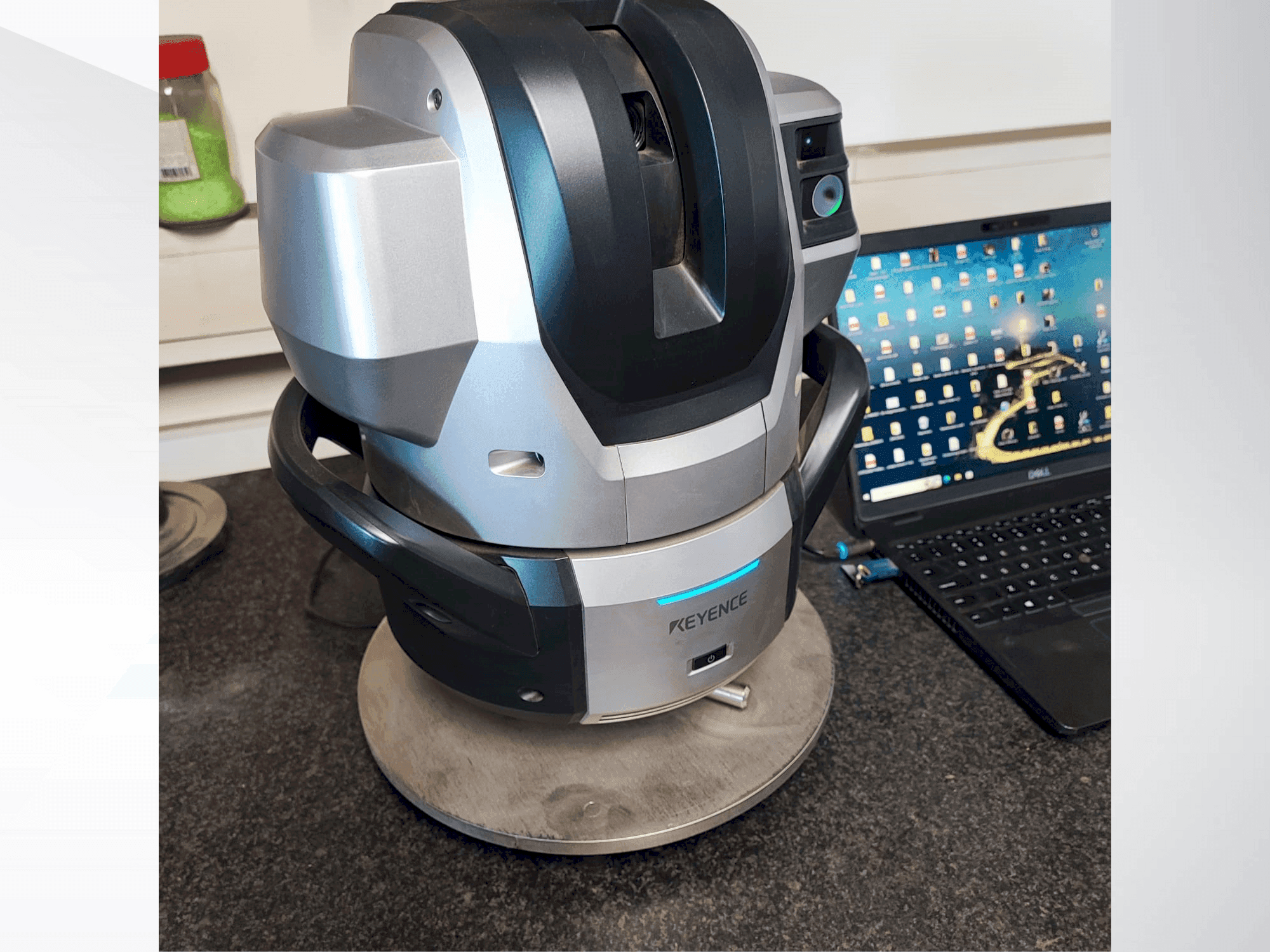 KEYENCE WM 3000 Mašinos vaizdas iš priekio